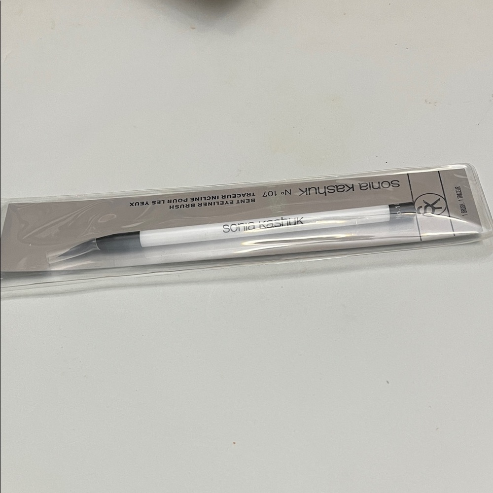 Sonia Kashuk No. 107 Black and White Eyeliner Brush